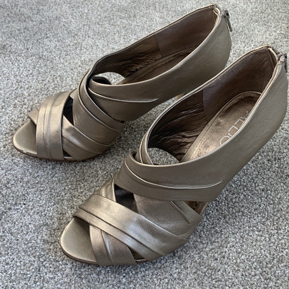 Gold Heels - Picture 2 of 6